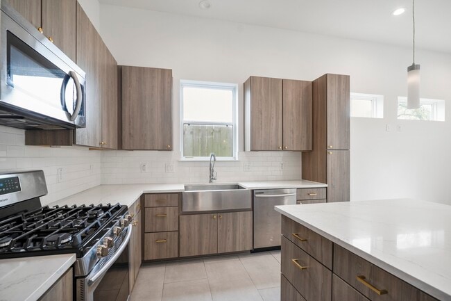 Building Photo - 594 Janisch Rd