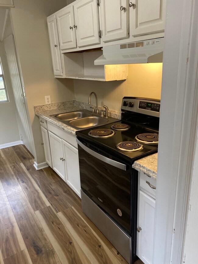 Building Photo - 2046 W 17th St