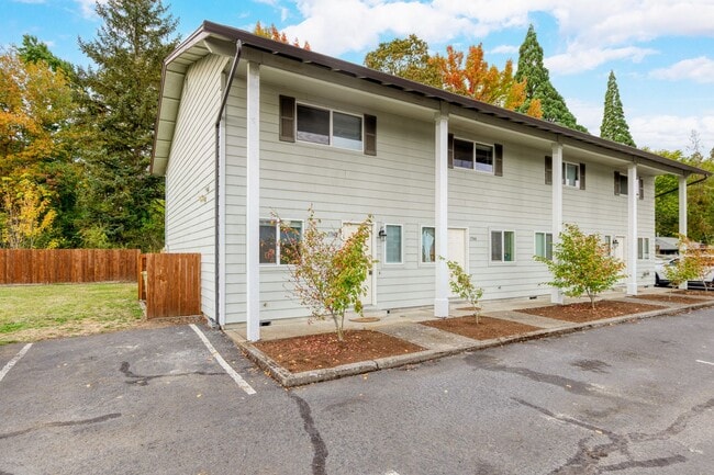 Building Photo - END UNIT!!  2 BEDROOM & 1 .5 BATH TOWNHOUSE