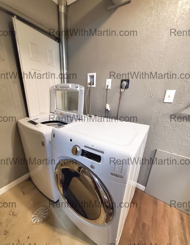 Building Photo - FOR RENT- 2 bed near University/Lark Brewi...