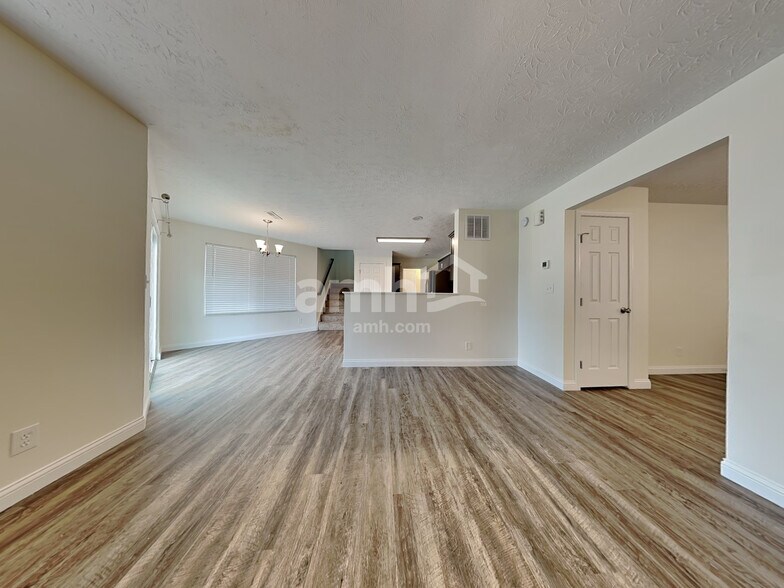 Building Photo - 3202 Meadoway Ct