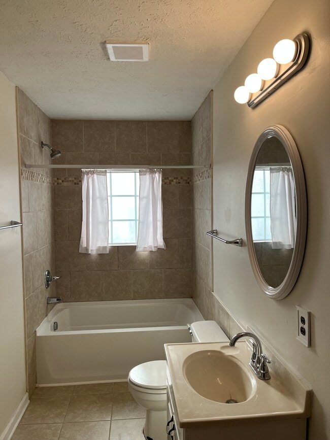 Building Photo - 2318 Tinnell Ct