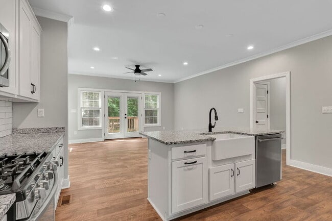 Building Photo - Beautiful Rental in The Highlands – Spacio...