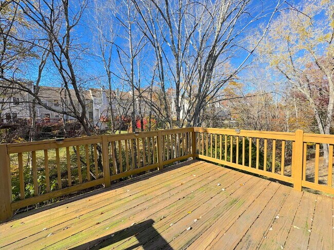 Building Photo - Lake Ridge Gem: Your Inviting Home Awaits!