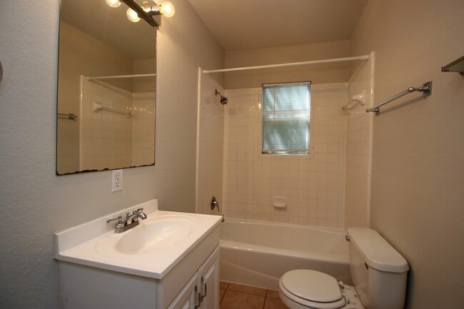 Building Photo - Great Three Bedroom House in Hyde Park Are...