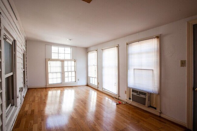 Building Photo - 1405 Charles St