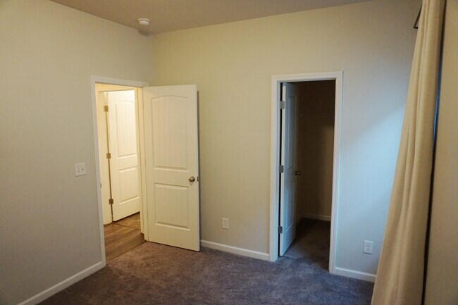 Building Photo - 2221 Silverton Dr