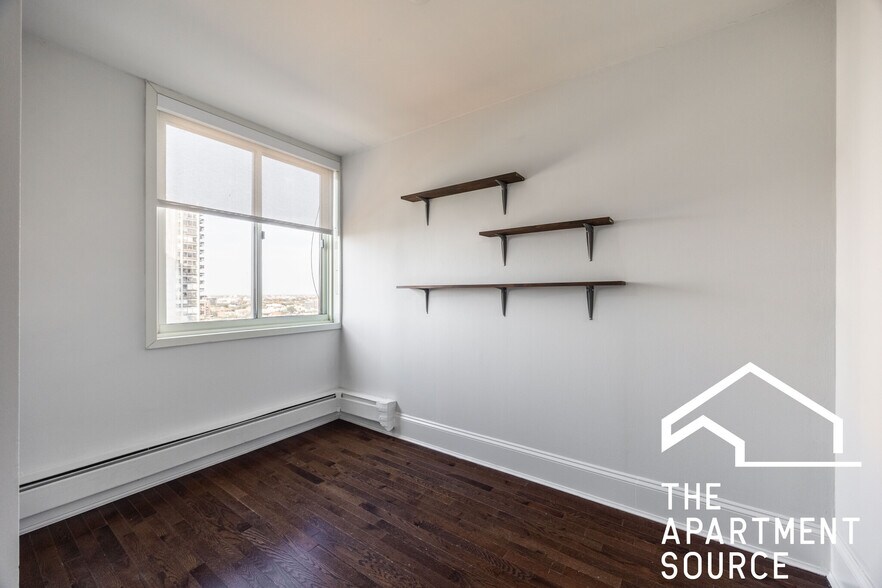 Building Photo - 1356 N Dearborn St