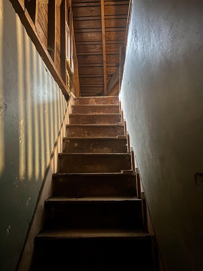 Building Photo - 611 Crown Ave