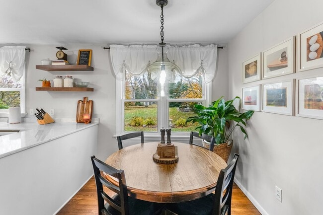 Building Photo - Beautifully Updated 4 Bedroom, 2.5 Bath Home in Fairview