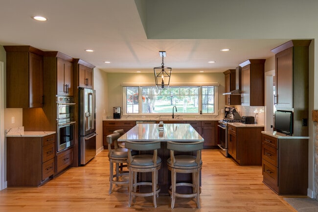 Building Photo - 701 Riverview Dr