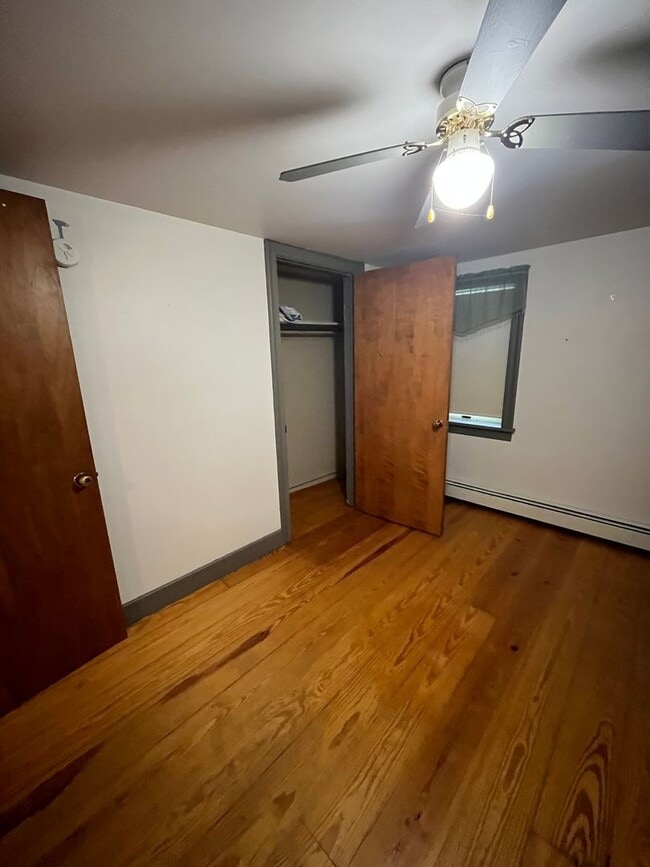 Building Photo - Spacious 3-Bedroom Farmhouse for Rent – Pe...