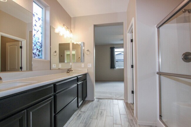 Building Photo - Four Bedroom Saddlewood Home