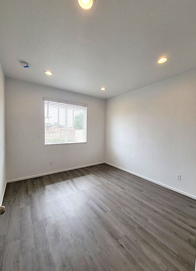 Building Photo - ALL PROSPECTIVE TENANTS MUST SUBMIT A $58 ...
