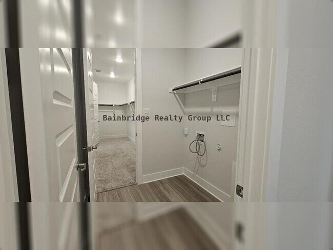 Building Photo - 3/2/2 w/office - Space & Functionality in ...