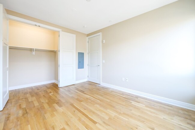 Building Photo - 1/Bedroom at Edgewater's top waterfront lo...