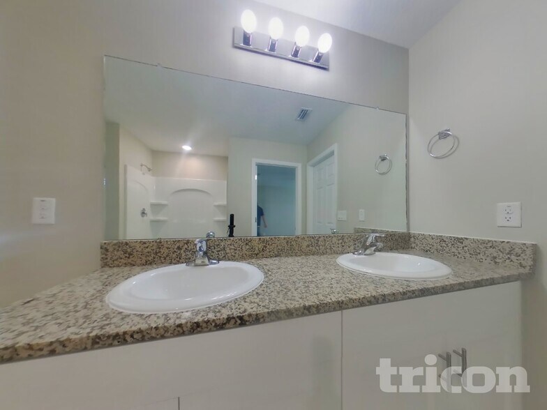 Building Photo - 12930 Oak Hill Way