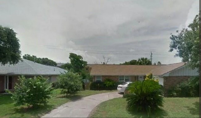 Building Photo - 6609 Golf Crest Dr