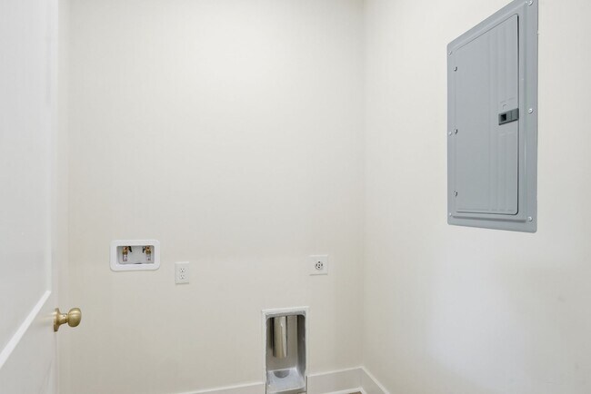 Building Photo - Spacious 3 Bedroom Home with Bonus Suite i...