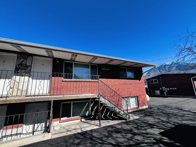 Building Photo - 258 N 400 W