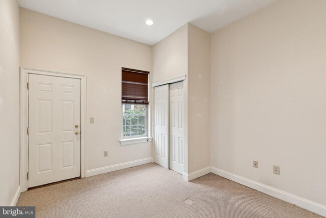 Building Photo - 2542 W Girard Ave