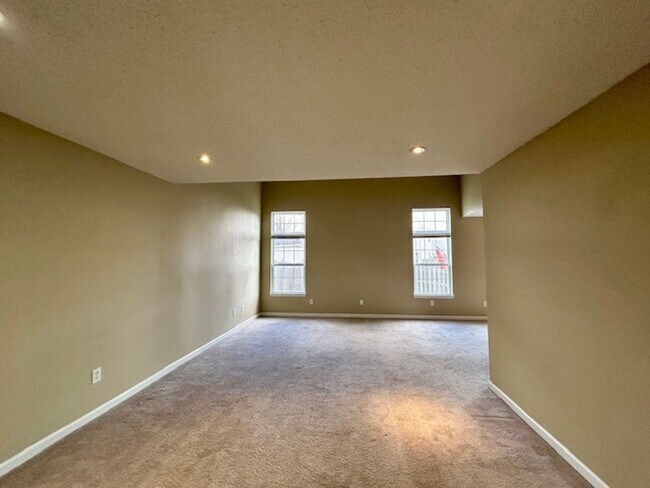 Building Photo - Wonderful 4 Bedroom 2.5 Bathroom Two Story Home in Lawrence!