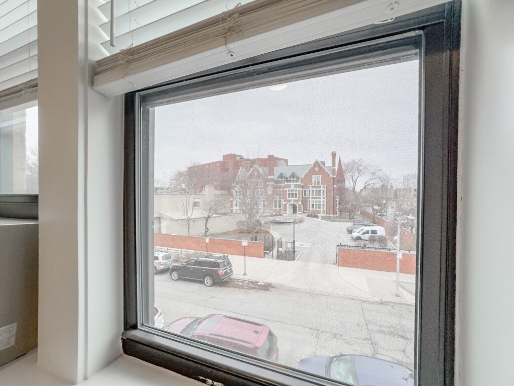 Building Photo - 706 W Brompton