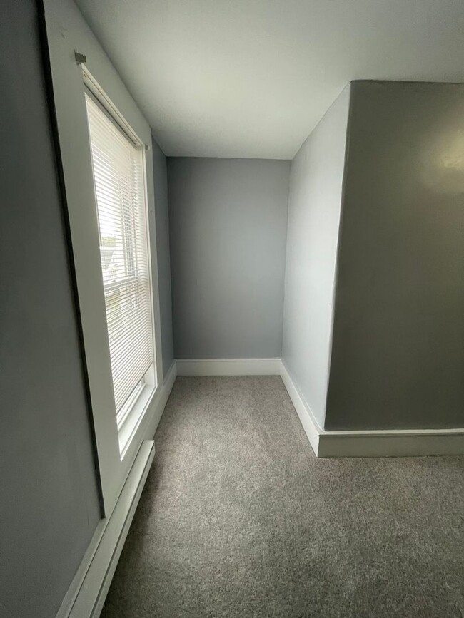 Building Photo - Second floor 4 Bedroom 1 Bathroom Two Stor...