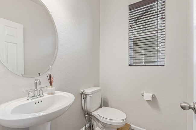 Building Photo - Immaculate, Well-Maintained 3 bed/3.5 Bath...
