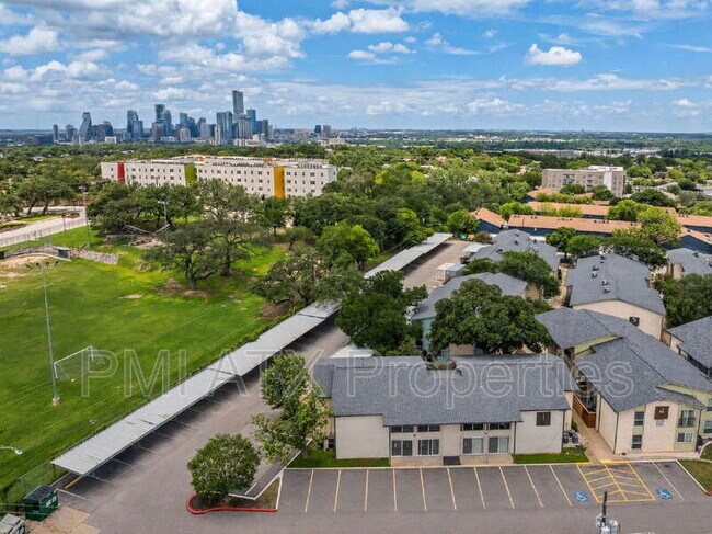 Building Photo - 2124 Burton Dr