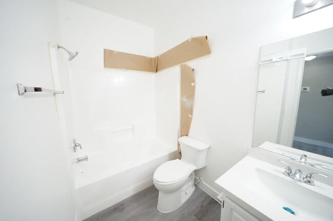 Building Photo - 5655 E Sahara Ave