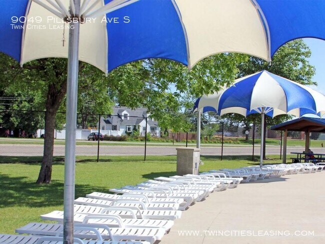 Building Photo - 3 Bedrooms Top Level w/ Full Bath - 2 Car ...