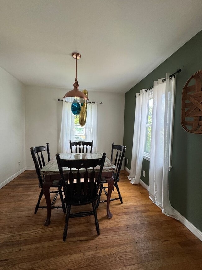 Building Photo - Adorable 3 Bedroom Home Near Lincoln Park!