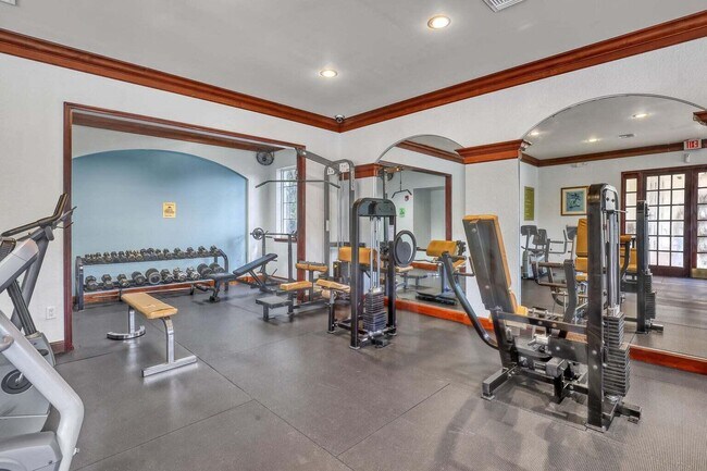 Building Photo - 1400 Crestwood Ct S