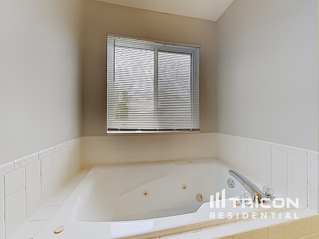 Building Photo - 6628 Waterstone Dr