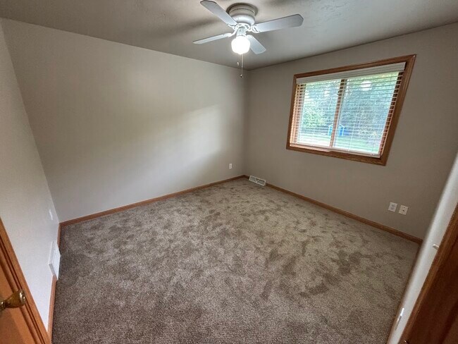 Building Photo - 3222 Lakeview Dr
