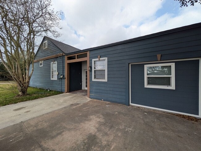 Building Photo - 3885 Park St