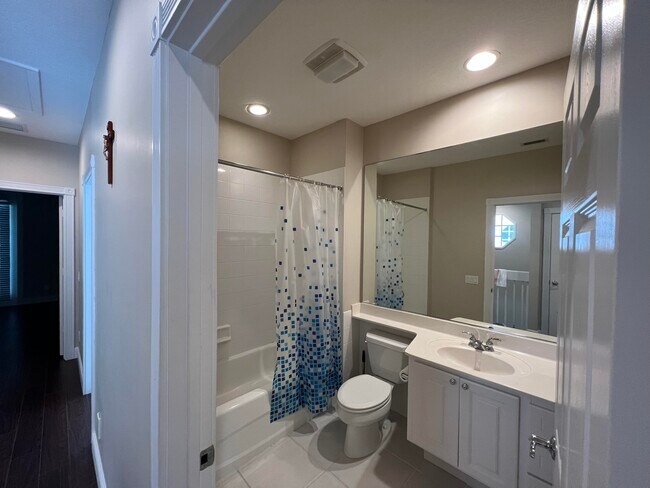 Building Photo - 3368 Greenway Dr