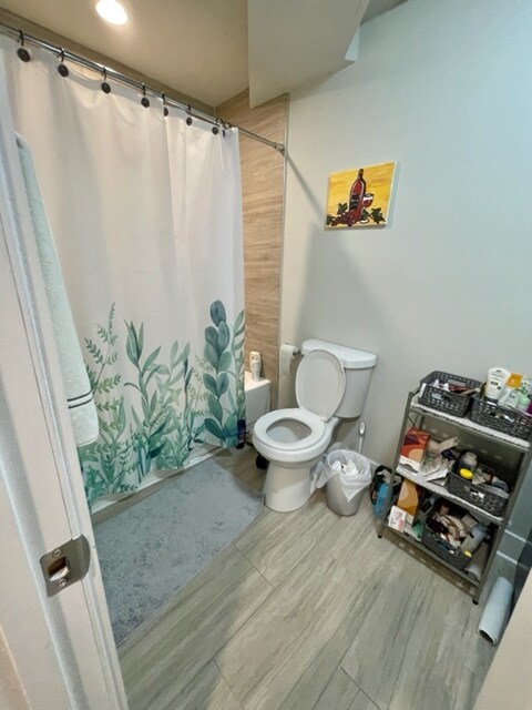 Building Photo - 910 W Waveland Ave