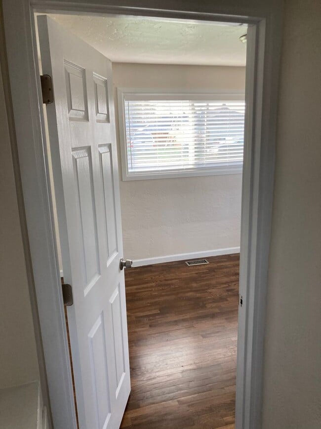 Building Photo - Beautifully updated 2 bedroom, 1 bath hous...