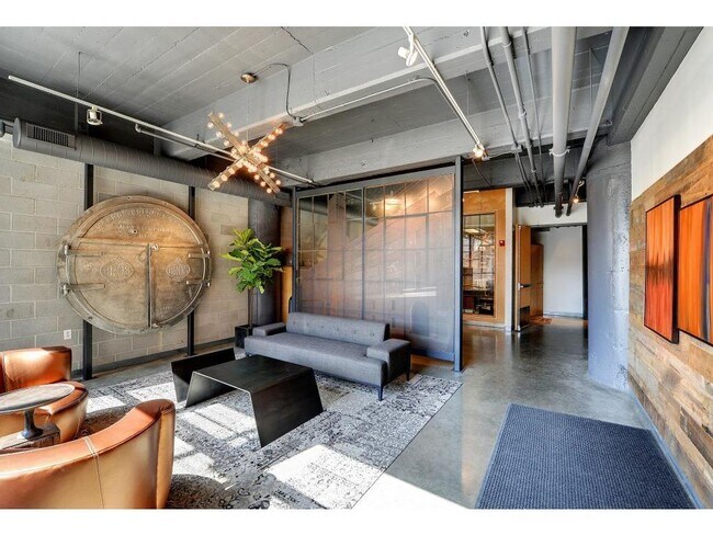 Building Photo - 700 N Washington Ave