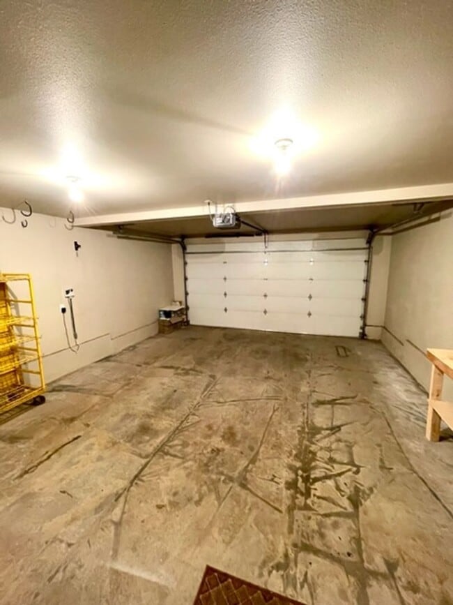 Building Photo - Great home in NE Bend!  New listing!