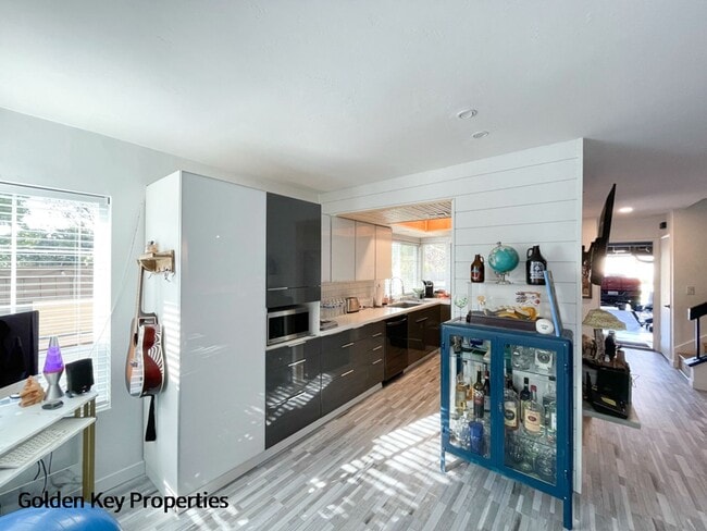 Building Photo - Remodeled townhome located in the Cape at ...