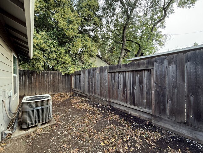 Building Photo - 524 W 1st Ave