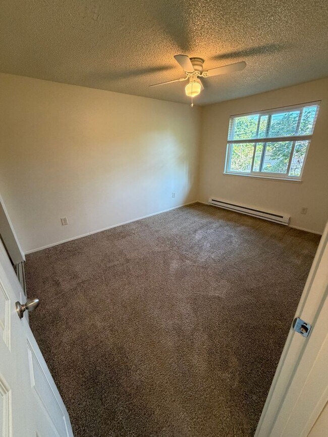 Building Photo - (858) Fox Fire - 2 Bedroom / 1 Bathroom