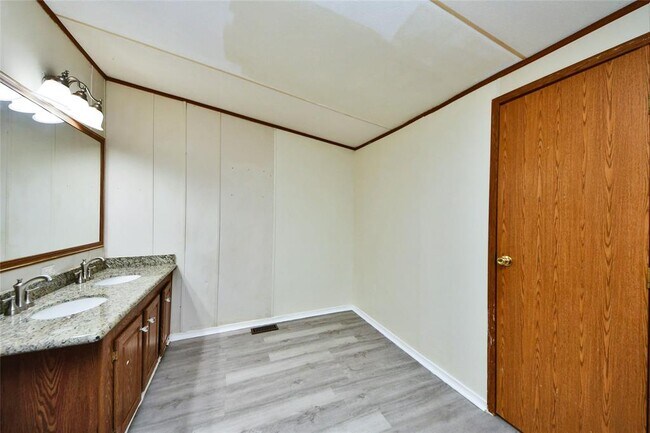 Building Photo - 18915 Sawmill Dr