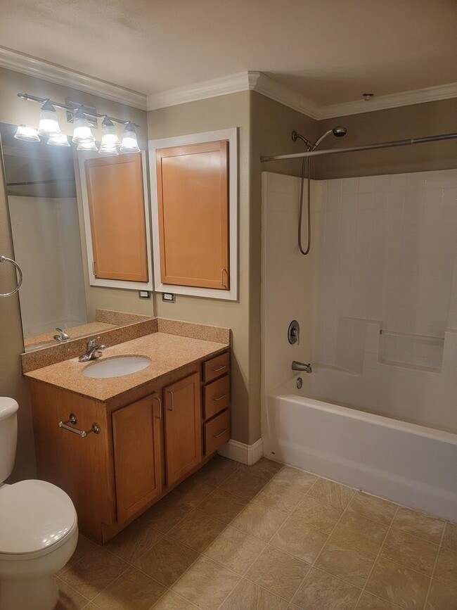 Building Photo - Adorable 2 bedroom 2 bath condo