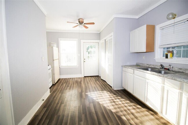 Building Photo - 705 N Rusk St