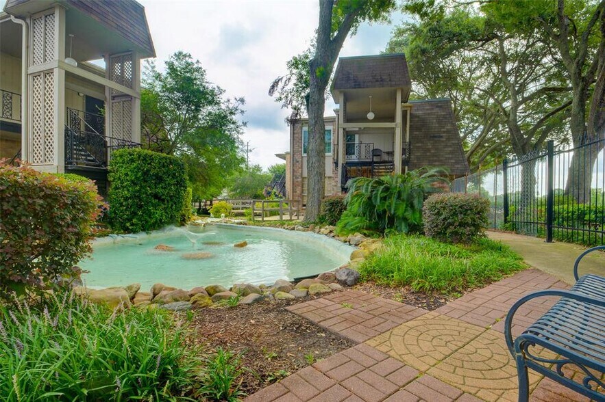 Building Photo - 5550 N Braeswood Blvd