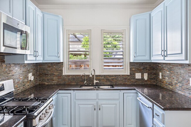 Building Photo - CHARMING 3-BEDROOM IN THE HEART OF ALAMO HEIGHTS